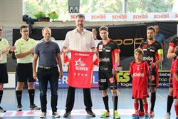 Übergabe des Mobiliar Topscorer Shirts Übergabe des Mobiliar Topscorer Shirts